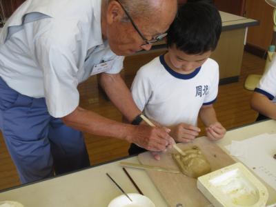 講師の先生に教えてもらう児童