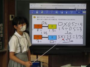 発表する6年生
