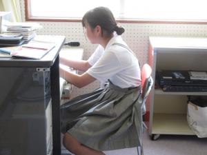 放送をする6年生