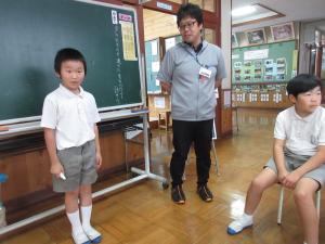 司会の先生と書記の児童
