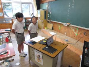 交流する4年生