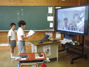 作文を読む4年生