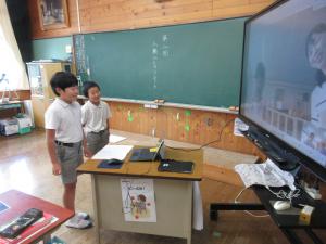発表を聞く4年生