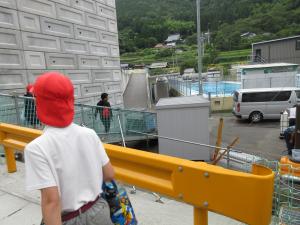 プールに向かう児童