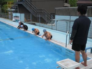 水をかける児童