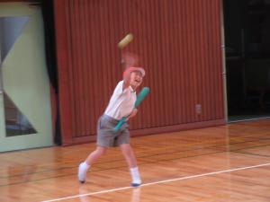 ボールを投げる4年生
