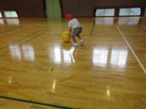 大きいボールで遊ぶ4年生