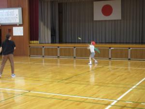 先生と野球をする4年生