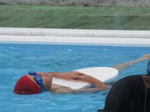 ラッコ浮きをする4年生
