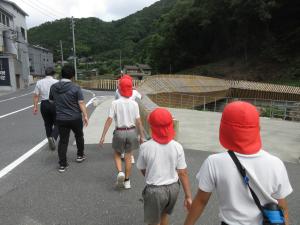 見学に向かう児童