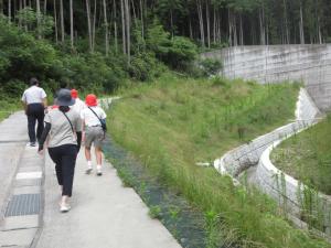 坂道を登る児童たち