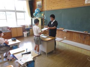 通知表をもらう5年生