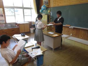 通知表をもらう6年生