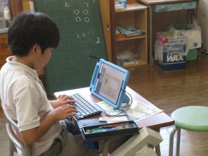 漢字ドリルに取り組む4年生