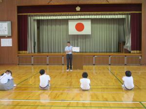 先生の話を聞く児童