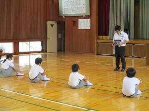 先生の話を聞く児童