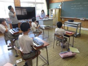 合奏の練習をする児童