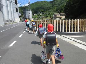 プールに向かう児童