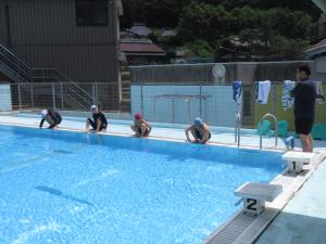 水慣れをする児童