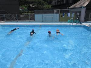 水慣れをする児童