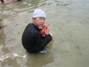 スイカを食べる5年生