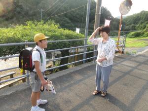 地域の方とお話しする4年生