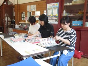 写真選びの様子
