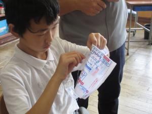 裁縫をする5年生