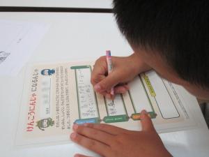 カードを書く児童