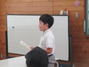 発表する児童