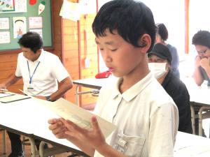 発表する児童
