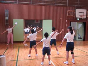 自分の動きを鏡で確認する児童