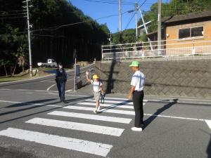 交通指導をする中学生