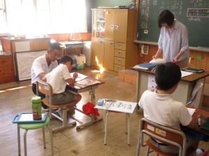 授業の補助をする生徒