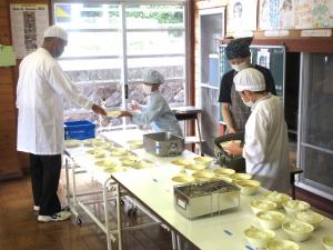配膳を手伝う生徒