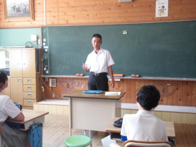 子ども達の前で説明する中学生