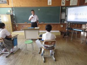 子ども達に説明する中学生