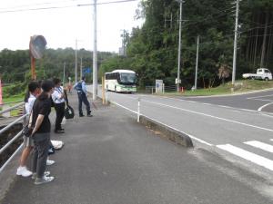 到着したバス
