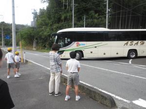 見送る児童