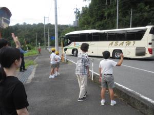 見送る児童達