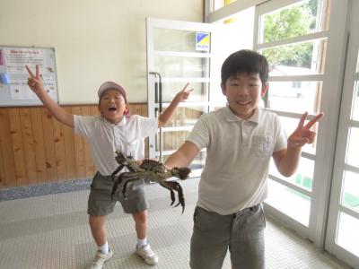 カニを持ってポーズ