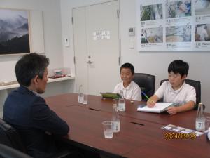 お話を聞く4年生