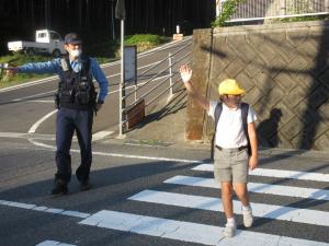 横断歩道を渡る児童