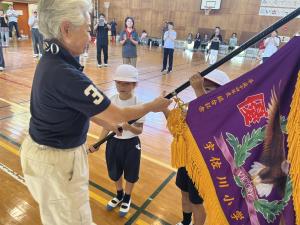 優勝旗授与