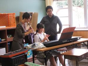 指導者の先生と一緒に演奏する6年生