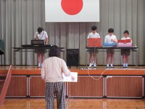 演奏する児童