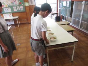 ラーメンをもらう児童