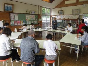 地域の方と一緒に試食