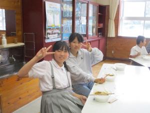 ラーメンを食べる児童