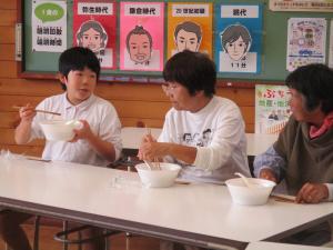ラーメンについて語る児童